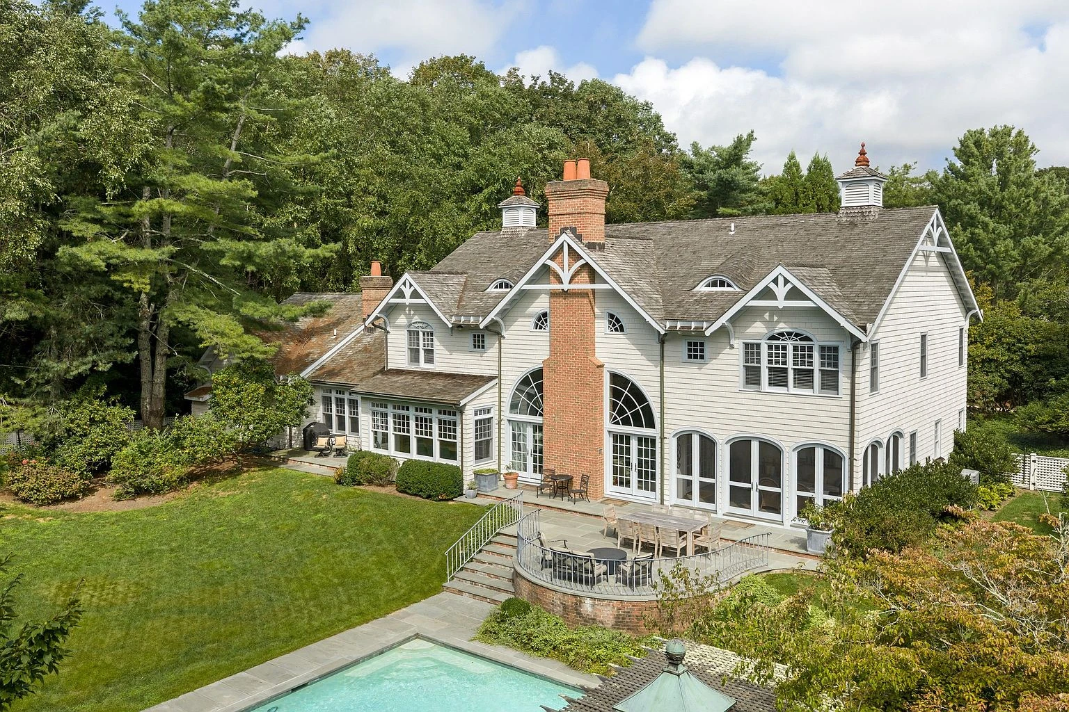 1 Carriage Ct, East Hampton, NY 11937 listing photo